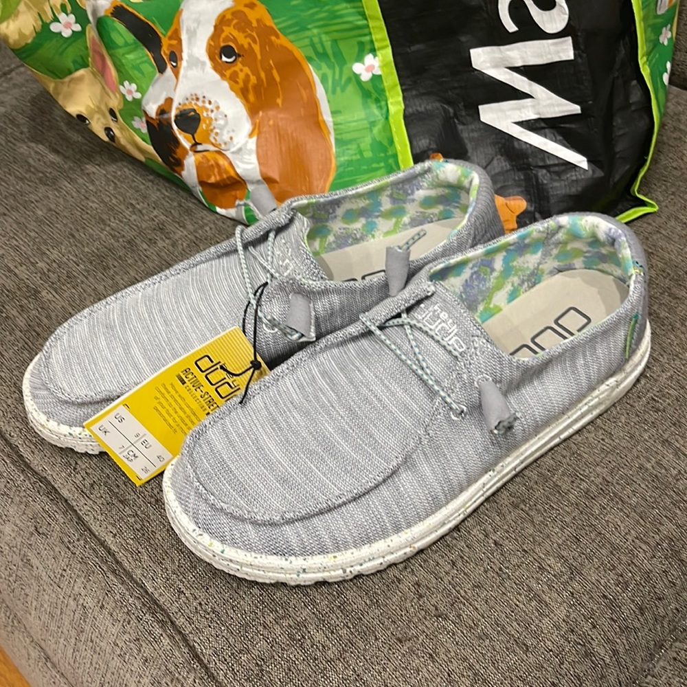 BNWT Womens hey dudes size 9